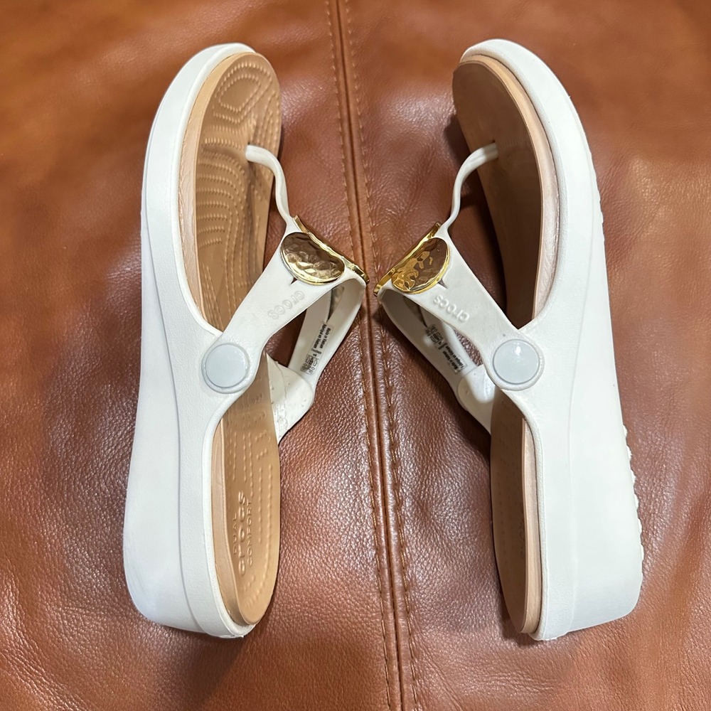 Crocs Sanrah Metal Block Flip Flops Women White Gold Wedge Sandals Boho Travel 8 - Picture 9 of 10